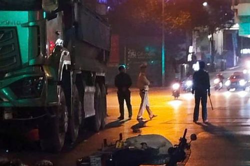 Hà Nội: Xe máy va chạm xe tải, hai người thương vong