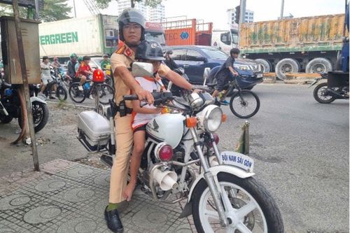 Công an TP.HCM tìm người thân cho bé trai không biết nói