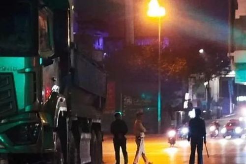 Hà Nội: Xe máy va chạm với xe tải khiến 2 người thương vong