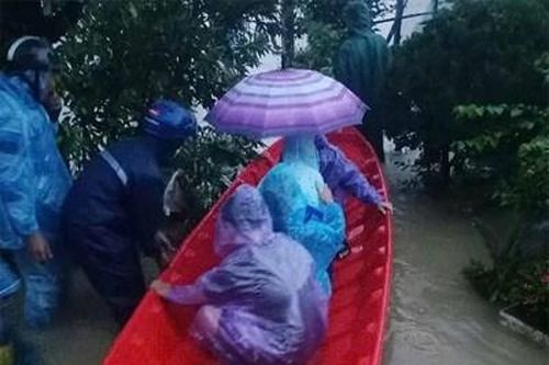 Quảng Ngãi di dời người dân trong đêm do mưa lớn, nước sông dâng cao
