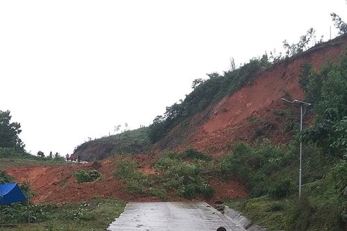 Quảng Nam: Mưa lớn gây sạt lở nhiều nơi, hàng trăm hộ dân phải di dời