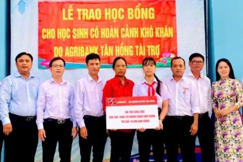 Trao tặng học bổng cho học sinh có hoàn cảnh khó khăn