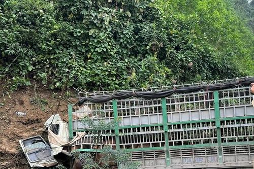 Xe tải lao xuống vực, tài xế tử vong trong cabin