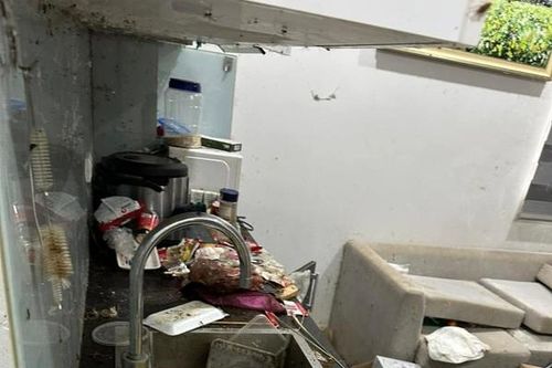 'Chết ngất' với căn phòng ngập rác của cô gái tuổi 30