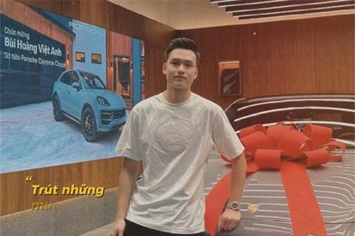Trung vệ ĐT Việt Nam gây sốt khi tậu xe hơi gần 6 tỷ đồng