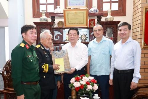 Trưởng Ban Tuyên giáo Trung ương thăm các nhân chứng lịch sử bến Tàu Không số Vũng Rô