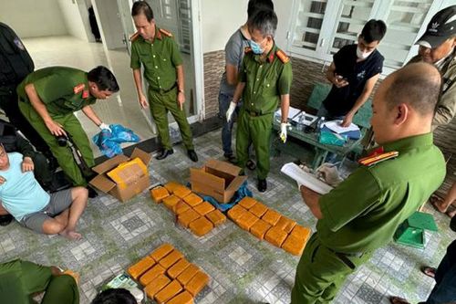 Gian nan triệt phá đường dây vận chuyển gần 60kg ma túy, 'thủ' vũ khí nóng