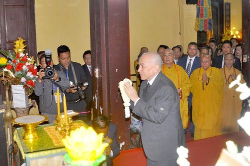 Quốc vương Campuchia viếng thăm chùa Quán Sứ, Hà Nội