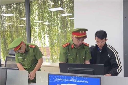 Vợ chồng lãnh đạo ngân hàng lừa đảo 61 tỷ đồng