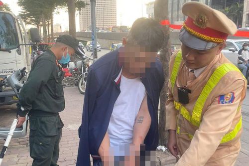 Bị phát hiện trong túi áo có ma túy, đối tượng khai áo đi mượn để chối tội