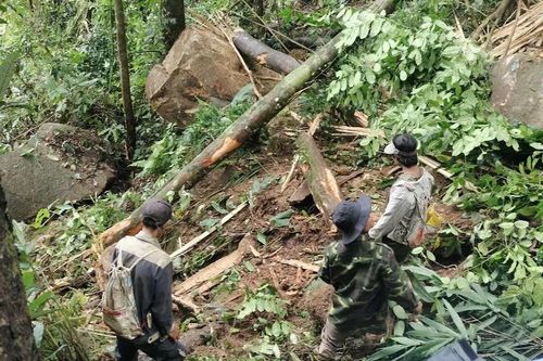 Sau chuỗi động đất, nhiều tảng đá lăn uy hiếp hàng chục hộ dân