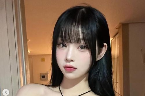 Hot girl xứ Hàn mặc áo trễ nải để lộ thềm ngực gợi cảm