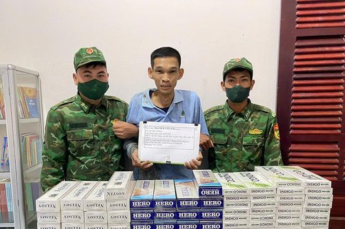 Bắt giữ đối tượng vận chuyển 1.000 gói thuốc lá trong đêm