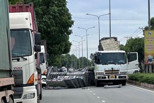 Hàng chục tấm pallet tràn từ xe đầu kéo xuống đường