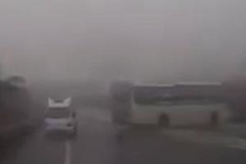 Trời sương mù khiến xe khách mất lái trên cao tốc Hà Nội - Lào Cai