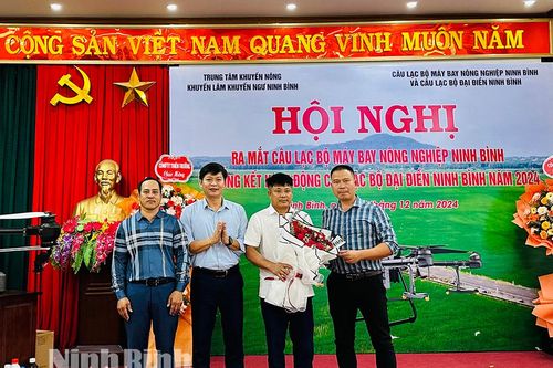 Ra mắt Câu lạc bộ Máy bay nông nghiệp Ninh Bình