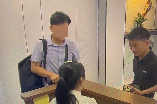 Truy bắt nhóm cướp giả danh công an, còng tay, trùm đầu tài xế