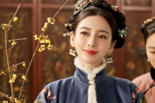 Đều gả cho Khang Hi, tỷ tỷ được phong làm Hoàng hậu và nàng trở thành Quý phi đặc biệt nhất của triều đại nhà Thanh