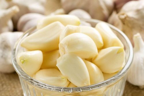 Có nên bóc sẵn vỏ tỏi rồi cất tủ lạnh dùng dần?