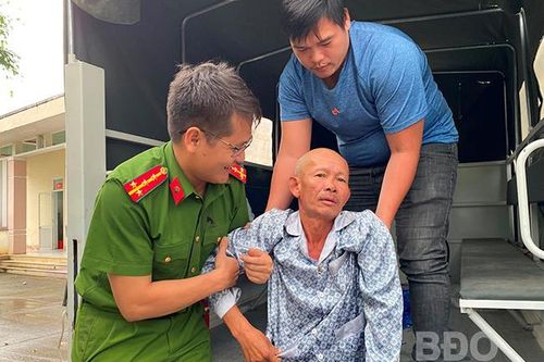 Công an xã chăm sóc, tìm thân nhân cho người tâm thần đi lạc