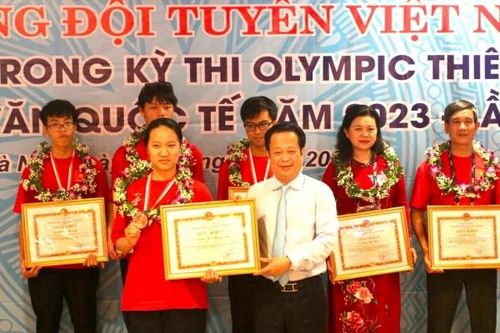 Hà Nội tăng mạnh mức thưởng với học sinh giỏi