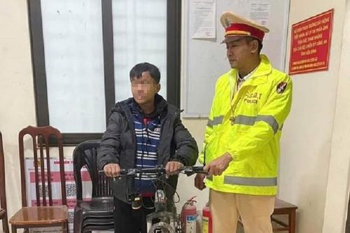 Thiếu niên người Mông đạp xe đi lạc từ Sơn La về Hòa Bình