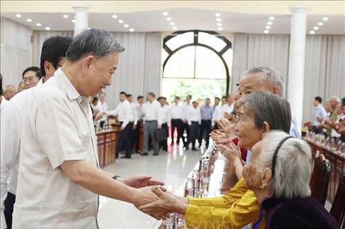 Tổng Bí thư Tô Lâm gặp mặt, tặng quà đối tượng chính sách tại Đồng Tháp