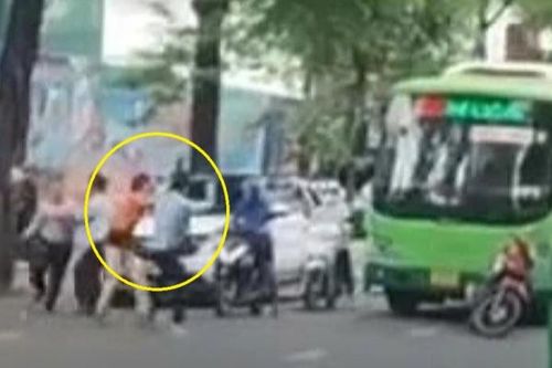 Nhân viên xe buýt ẩu đả với shipper gây náo loạn đường phố
