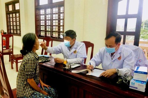 Vùng 3 Hải quân khám bệnh, cấp phát thuốc cho gia đình chính sách, hộ nghèo, hộ cận nghèo