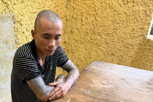 Gã 'xăm trổ' đột nhập, trộm 7 chiếc điện thoại di động