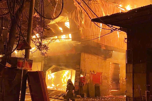Hà Nội: Điều tra nguyên nhân vụ cháy gần 10 nhà xưởng gỗ ở xã Hữu Bằng