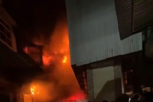 Hà Nội: Cháy nhà xưởng, cửa hàng đồ gỗ trong đêm