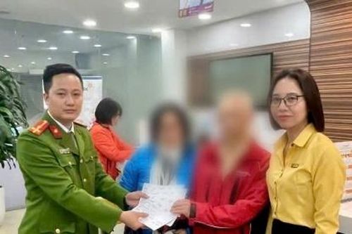 Cụ ông rút tiền tiết kiệm 'gửi' cho đối tượng giả danh Công an