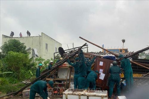 Mưa to kèm lốc xoáy làm sập hàng chục nhà của người dân Sóc Trăng