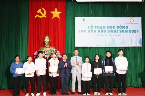 Công ty TNHH Lọc hóa dầu Nghi Sơn trao 196 suất học bổng cho học sinh, sinh viên có hoàn cảnh khó khăn
