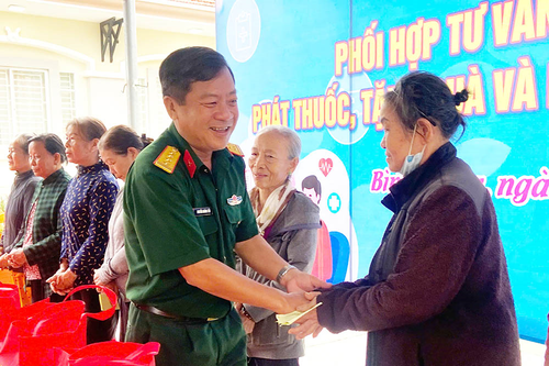 Bộ CHQS tỉnh Bà Rịa-Vũng Tàu phối hợp khám bệnh, tặng quà gia đình chính sách, hộ nghèo
