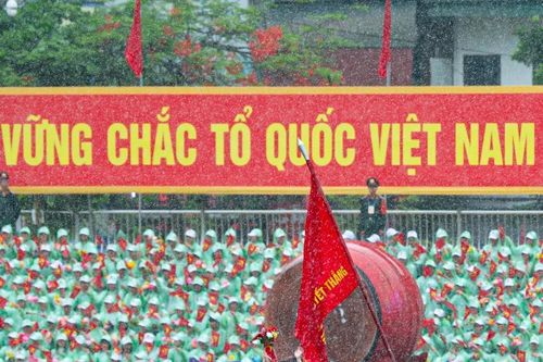 VTV Awards 2024: Hình ảnh em bé Điện Biên dưới mưa dẫn đầu tuần bình chọn đầu tiên