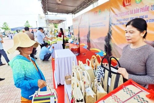 Hấp dẫn Phiên chợ quảng bá sản phẩm OCOP đến vùng biên giới An Phú
