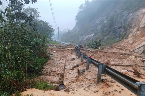 Đèo Khánh Lê (Khánh Hòa): Sạt lở hàng trăm mét khối đất đá, giao thông chia cắt