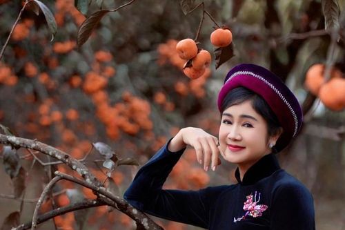 'Nữ hoàng ảnh lịch' Thu Hà đẹp ngỡ ngàng trong tà áo dài nhung