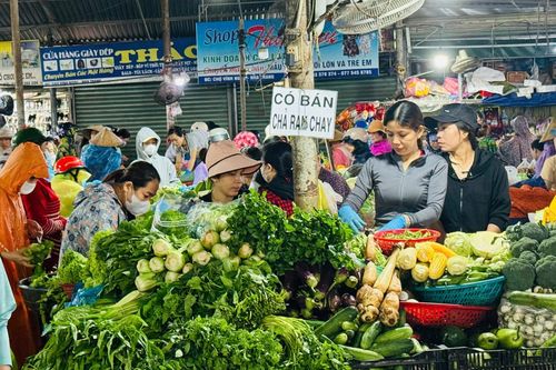 Rau xanh tăng giá do mưa lớn kéo dài