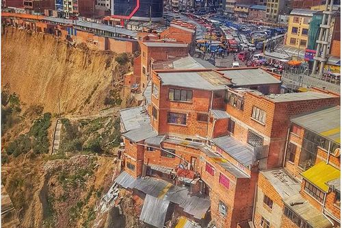 Nhà chênh vênh trên rìa vách đá, cư dân nhất định không di dời