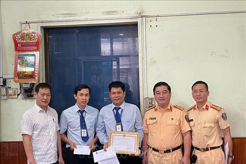 Khen thưởng lái xe tham gia phá đường dây vận chuyển trái phép chất ma túy