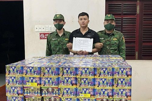 Bắt giữ hơn 370kg pháo ống ở biên giới