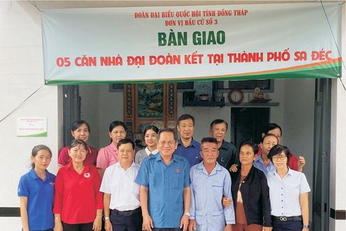 Đoàn đại biểu Quốc hội tỉnh bàn giao 5 căn nhà đại đoàn kết tại TP Sa Đéc