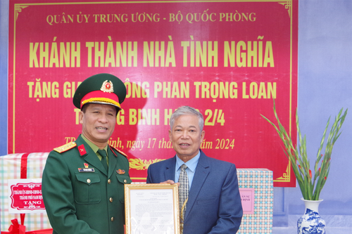 Ban CHQS TP Nam Định bàn giao 'Nhà tình nghĩa' tặng gia đình ông Phan Trọng Loan
