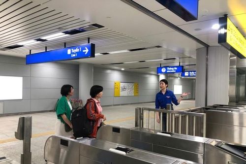 Sinh viên tình nguyện hỗ trợ người dân trải nghiệm tuyến Metro số 1