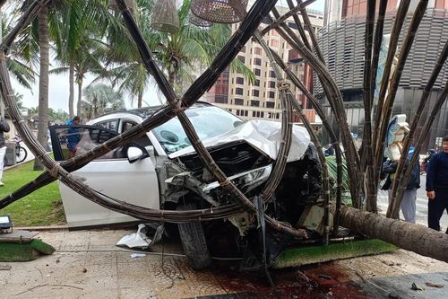 Ô tô nổ lốp, tài xế quyết định đâm vào cổng đường hoa