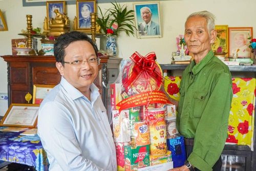 Phó bí thư Thường trực Tỉnh ủy Cà Mau Nguyễn Đức Hiển thăm và tặng quà gia đình chính sách tại huyện Cái Nước