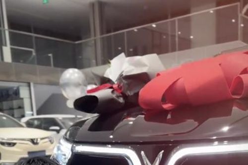 Phụ vợ bán xôi, TikToker Dương Gió Tai chốt sổ 2024 bằng xế hộp